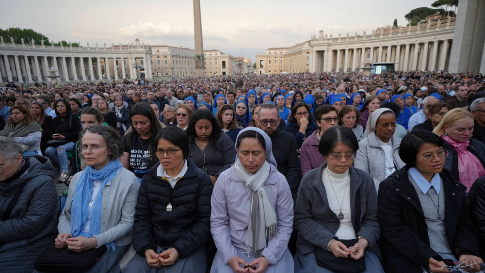 Papst Franziskus gestorben - Petersplatz