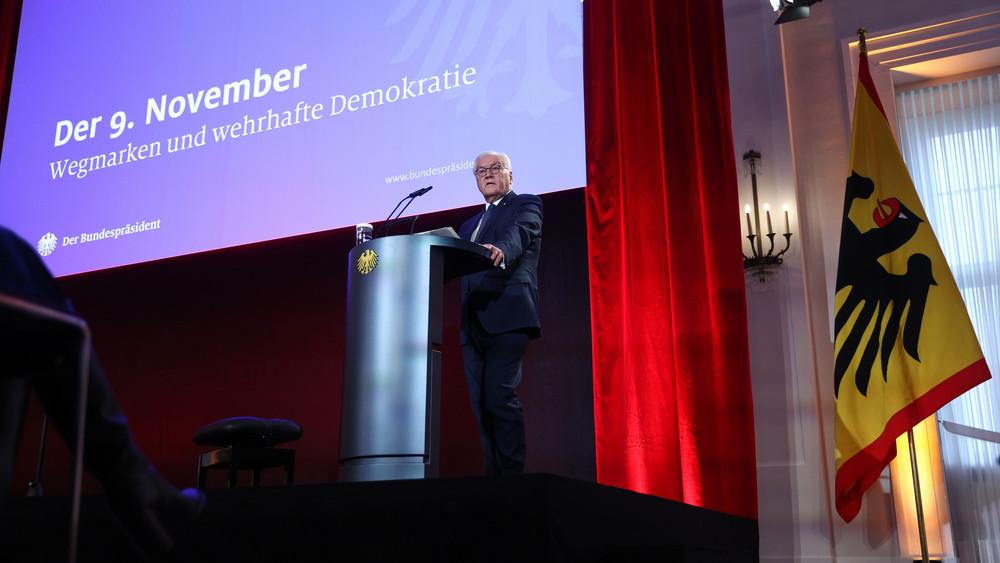 Bundespräsident Frank-Walter Steinmeier hält am Jahrestag des Mauerfalls 1989, des antijüdischen Pogroms der Nazis 1938 und der Ausrufung der Republik nach dem Ersten Weltkrieg 1918 im Schloss Bellevue eine Rede über aktuelle Gefahren für die Demokratie.
