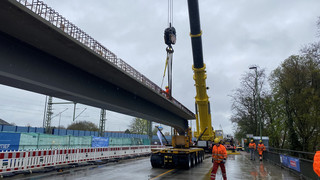 S6-Ausbau bei Bad Vilbel: Große Brückenteile werden eingehoben