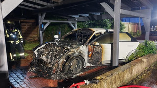 Bad Soden-Salmünster: Elektroauto brennt in Carport aus
