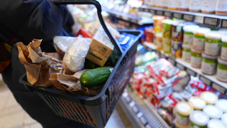 Mehrheit der Deutschen schränkt sich wegen hoher Preise ein