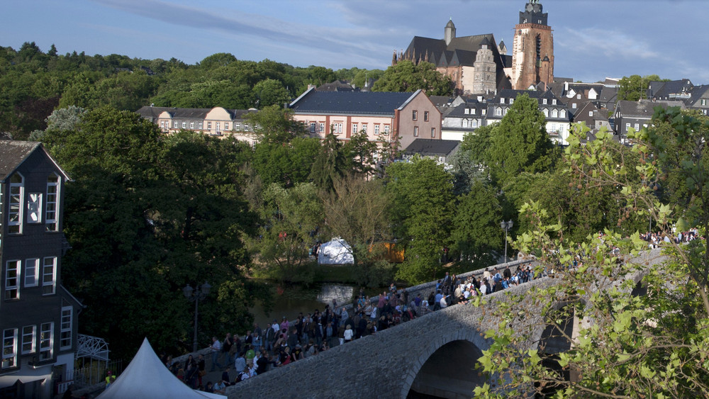 Die Brücke in Wetzlar füllt sich am Wochenende wieder mit Menschen.