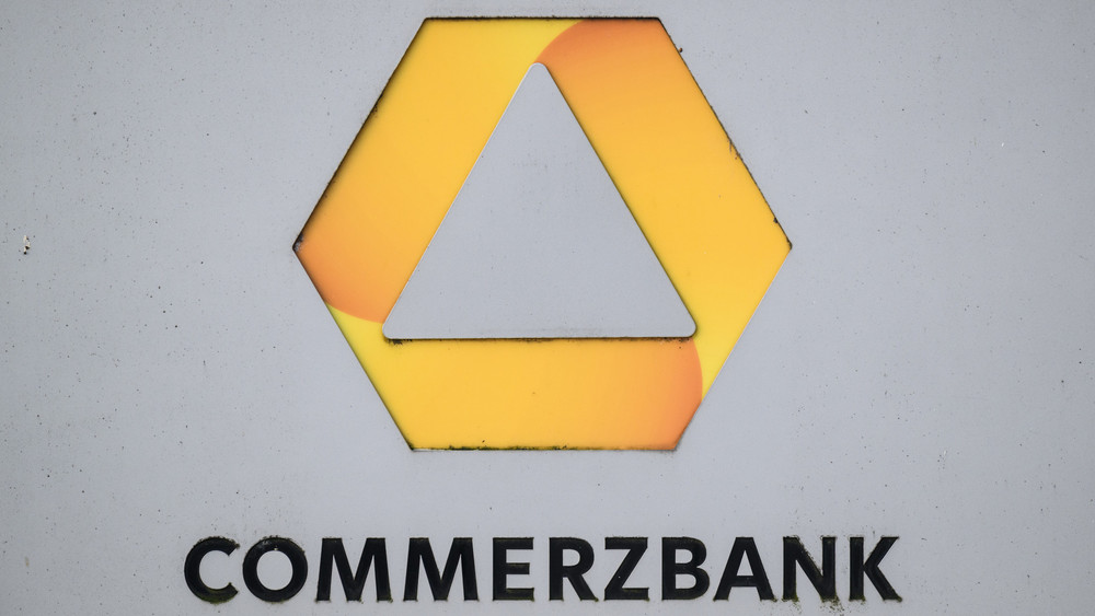 Die Commerzbank spielt wieder in der ersten Börsenliga mit.