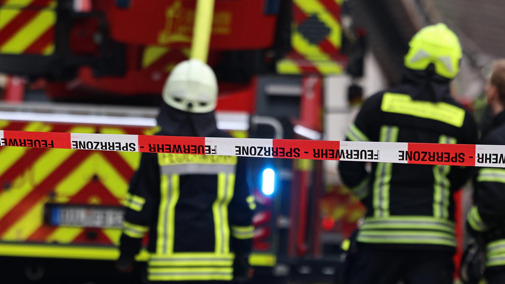 Als die Feuerwehr vor Ort eintraf, stand das Gebäude bereits im Vollbrand. (Symbolbild)