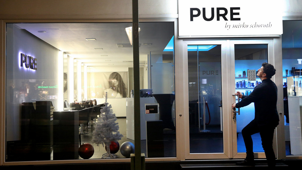Friseure musten wegen Corona schließen - jetzt sollen sie gezahlte Staatshilfen zurückzahlen