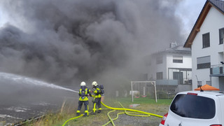 Großeinsatz der Feuerwehr in Hohenahr-Erda: Brandwache noch vor Ort
