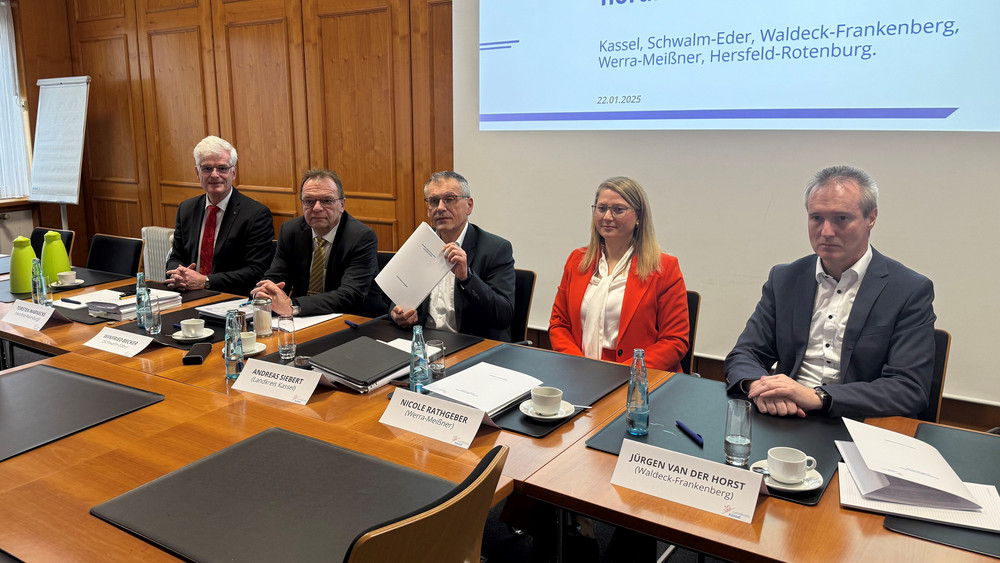 Nordhessens Landräte schlagen Alaram. Von links nach rechts: Torsten Warnecke Landrat Hersfeld-Rotenburg, Winfried Becker Landrat Schwalm-Eder, Andreas Siebert Landkreis Kassel, Nicole Rathgeber Landrätin Werra-Meißner und Jürgen Van der Horst Landrat Waldeck-Frankenberg