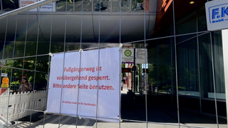 Abgestürztes Fassadenteil am LuisenForum Wiesbaden - Parkhaus gesperrt