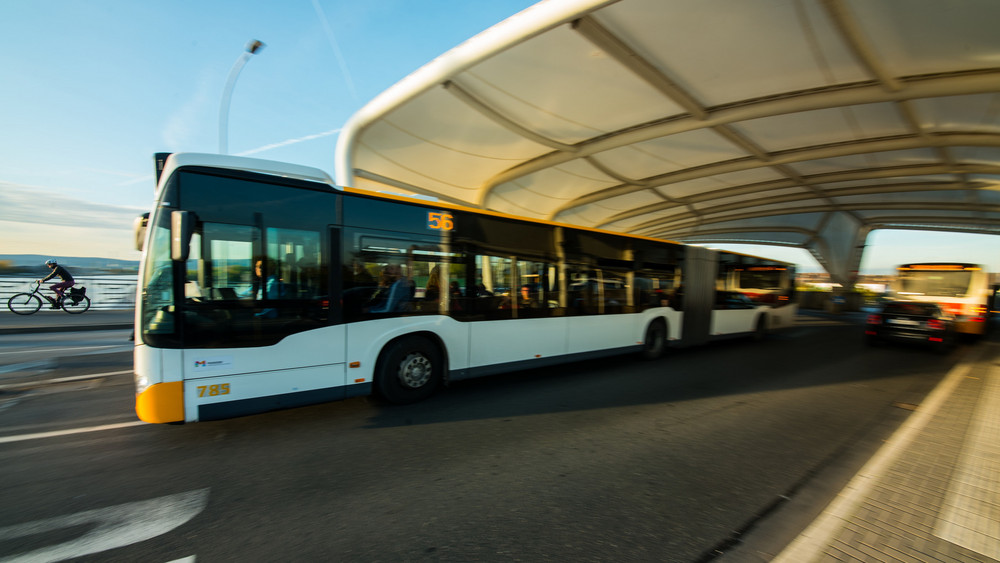Ein Bus und ein Taxi hatten an der Rheinstraße einen heftigen Zusammenprall (Symbolbild).