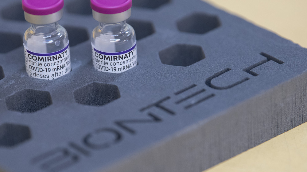 Wegen eines mutmaßlichen Impfschadens verhandelt das Landgericht Hamburg ab heute (12. Juni)  über eine Schadenersatzklage gegen den Impfstoffhersteller Biontech (Symbolbild).