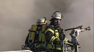 MV: Brand bei Entsorgungsfirma – Rauch beeinträchtigt Verkehr