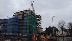 Baukran kippt in Erkrath um – Haken schlägt in Haus ein