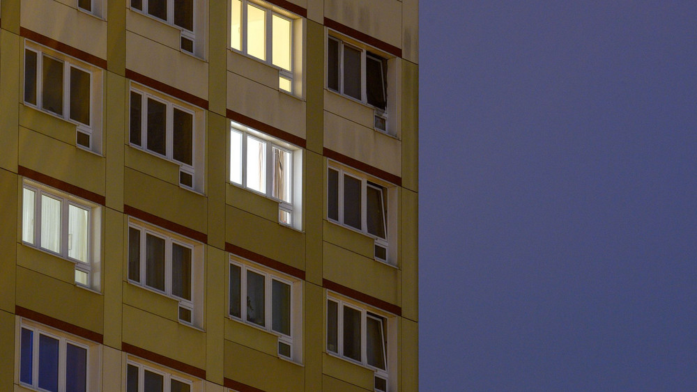 Viele Menschen suchen eine Wohnung, obwohl viele Wohnungen lange leer stehen. Dagegen will Hessen vorgehen. (Symbolbild)