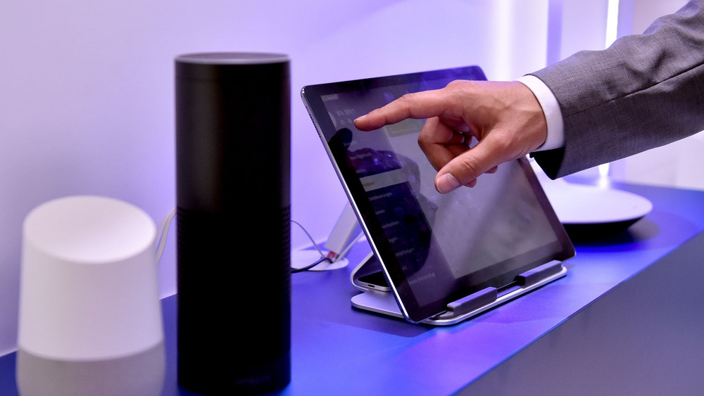 Daten, die etwa Geräte für das «smart Home» sammeln, sollen Nutzerinnen und Nutzern ab Freitag leichter zugänglich gemacht werden (Symbolbild).