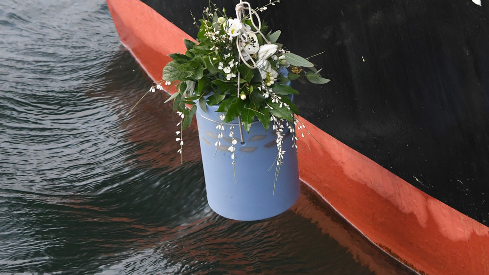 Ein Mainzer Bestattungsunternehmen ist das Erste: Es darf Flussbestattungen in einem bestimmten Rhein-Abschnitt anbieten. 