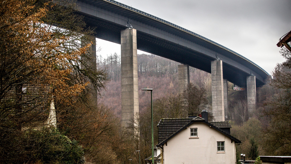 Gespannte Erwartung in Lüdenscheid: Die marode Rahmedetalbrücke an der A45 soll heute Mittag um 12:00 gesprengt werden.