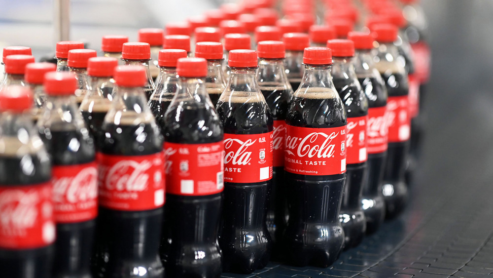 Cola, Limo und Co.: 2023 ist die Produktion und der Konsum von zuckerhaltigen Getränken gestiegen (Symbolbild).