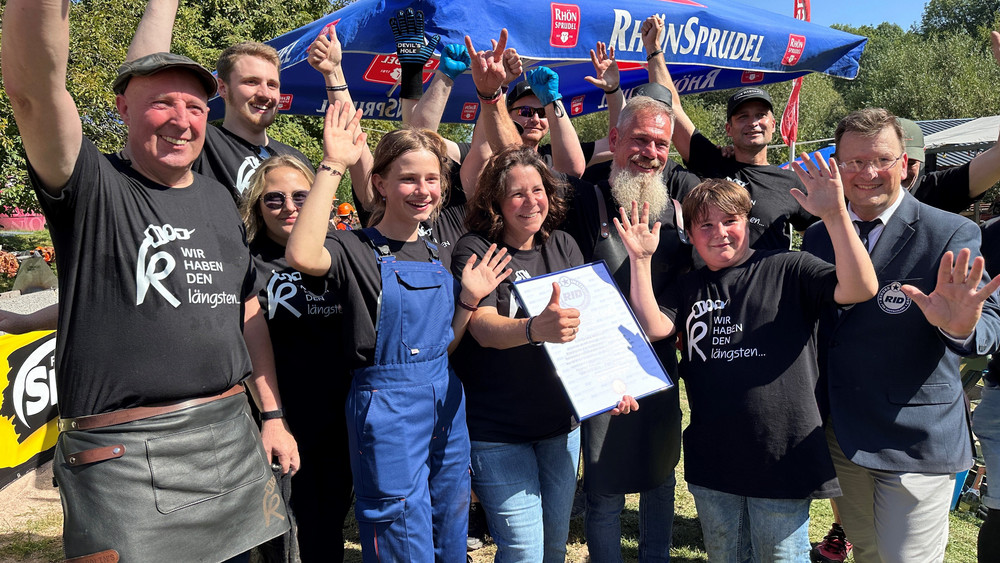 Der Jubel ist bei Svenja und Michael Glas und ihrem Team riesig als feststeht: Sie haben den Weltrekord geholt!