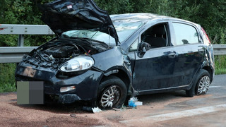 Wegen eines Vogels: Auto überschlägt sich auf A7 und brennt