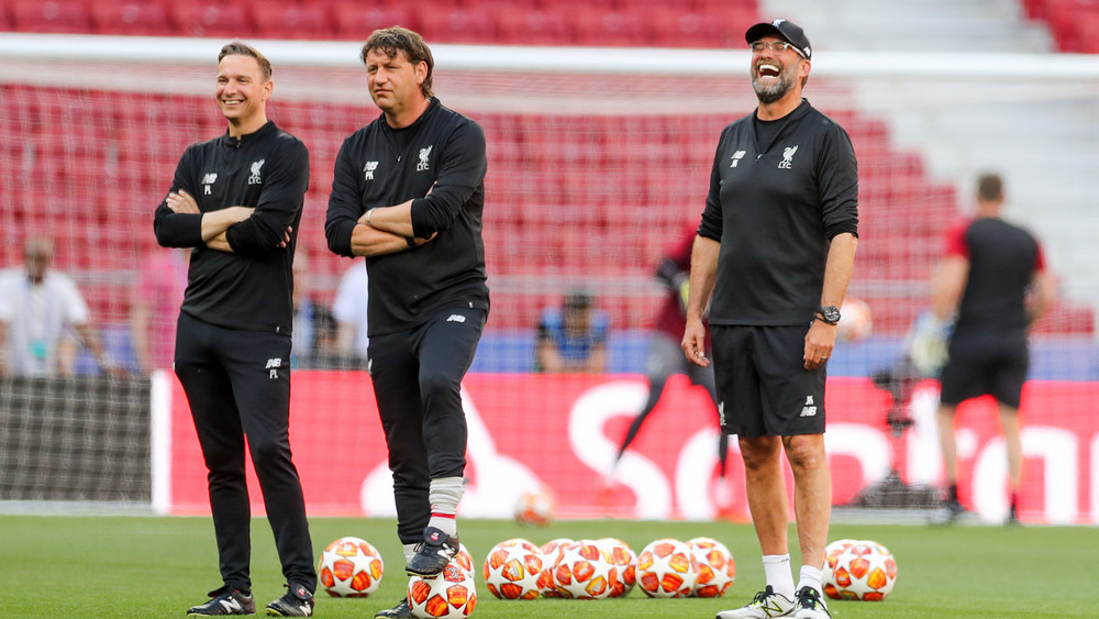 Jürgen Klopp während eines Trainings beim FC Liverpool mit seinen beiden Co-Trainern Pepijn Lijnders und Peter Krawietz.