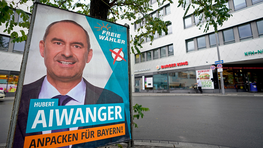 Der bayerische Wirtschaftsminister und Vize-Ministerpräsident Hubert Aiwanger (Freie Wähler) sieht sich rund sechs Wochen vor der Landtagswahl Vorwürfen um ein antisemitisches Flugblatt ausgesetzt.