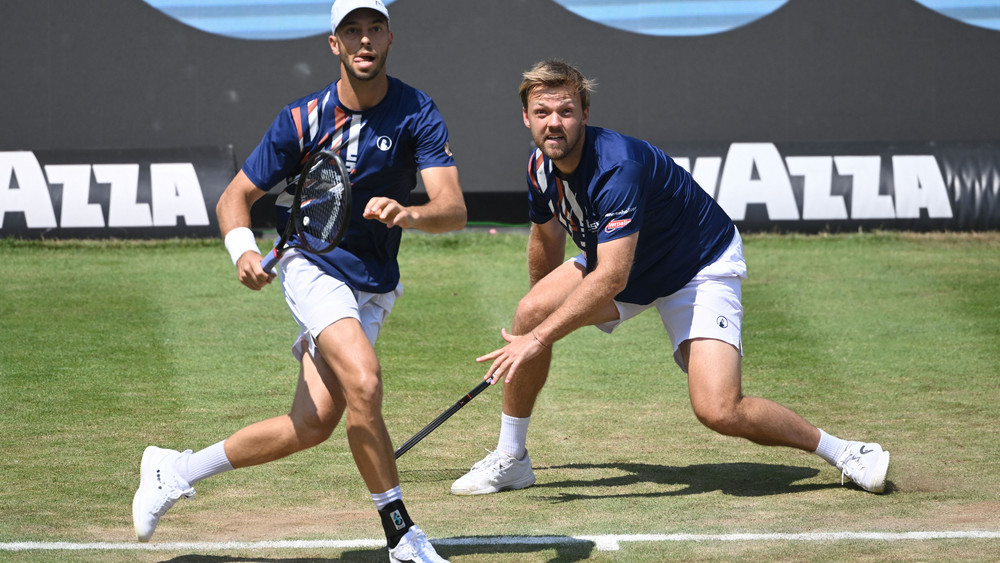 Der Frankfurter Tim Pütz (links) und sein Doppelpartner Kevin Krawietz haben das Halbfinale in Wimbledon verloren.