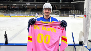 DEL2: Kassel Huskies Spieler im rosa Trikot