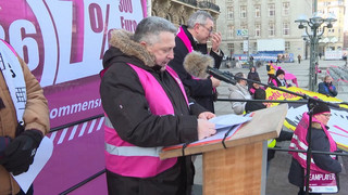 Warnstreik in Hamburg: Beamte protestieren vor dem Rathaus