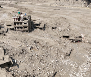 Himalaya Rettungskräfte kämpfen gegen Schlamm und Zeit