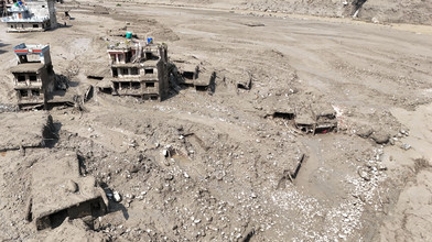 Himalaya Rettungskräfte kämpfen gegen Schlamm und Zeit