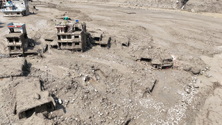 Himalaya Rettungskräfte kämpfen gegen Schlamm und Zeit