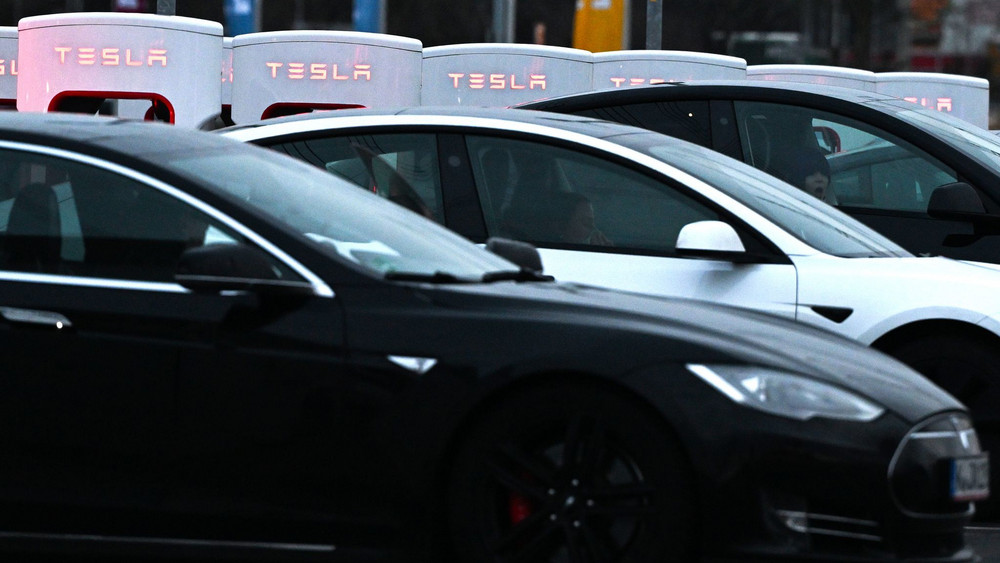 Die Neuzulassungen von Tesla-Autos in Deutschland sind eingebrochen (Archivbild).