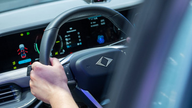 Neunjähriger soll unter Papas Anleitung Autofahren üben