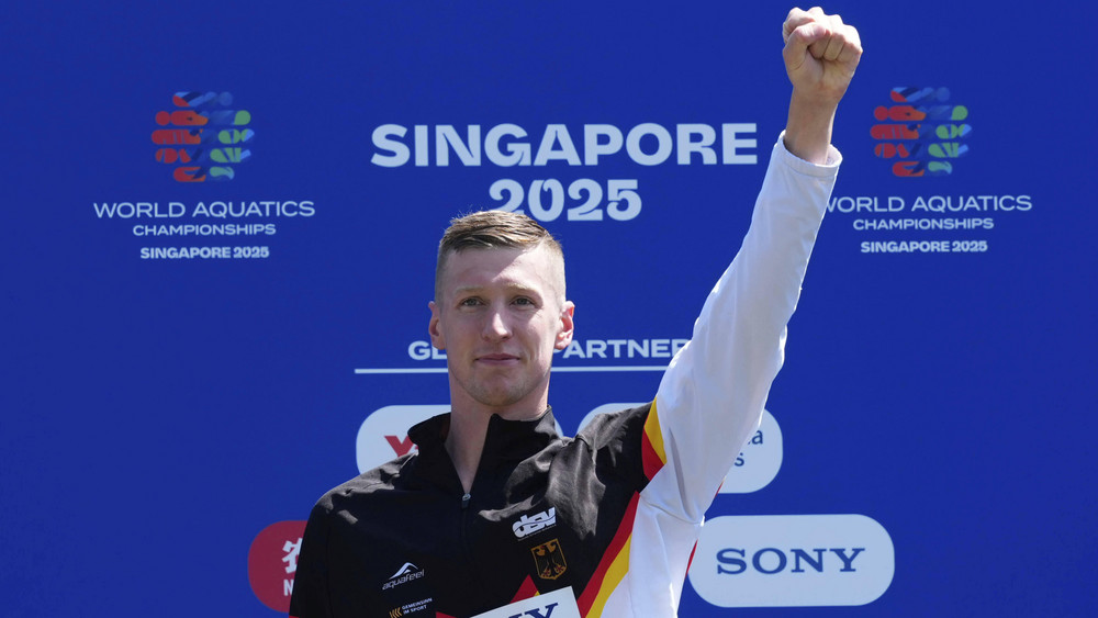 Der deutsche Goldmedaillengewinner Florian Wellbrock steht ganz oben auf dem Podium nach dem 5 km Freiwasser-Finale.