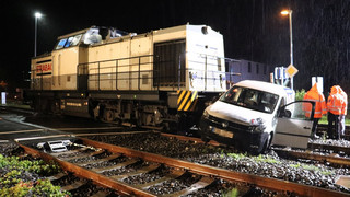 Schranke offen: Diesellok erfasst Caddy in Erbach
