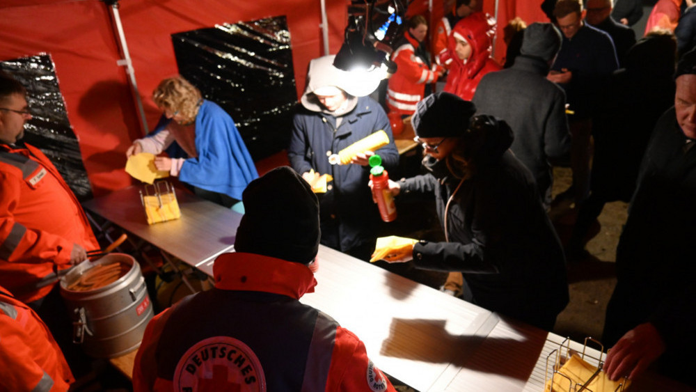 In Bad Hersfeld strandeten etliche Bahnreisende wegen des Sturms - und wurden vom DRK mit Essen und Trinken versorgt. 