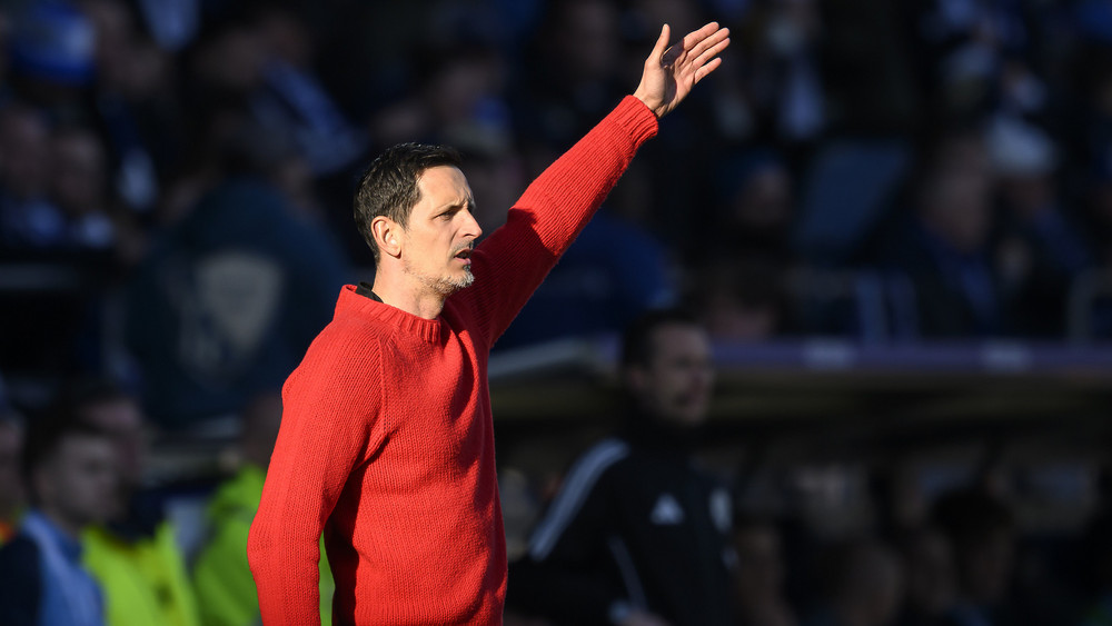 Testspiel gegen Aston Villa: Trainer Toppmöller und die Eintracht.