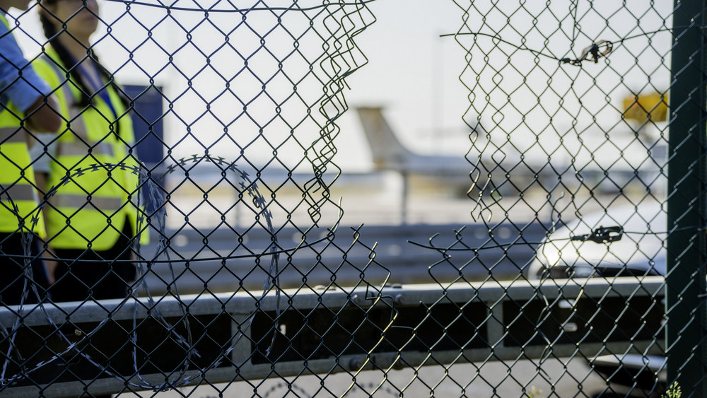 Zerstörter Zaun am Flughafen Frankfurt