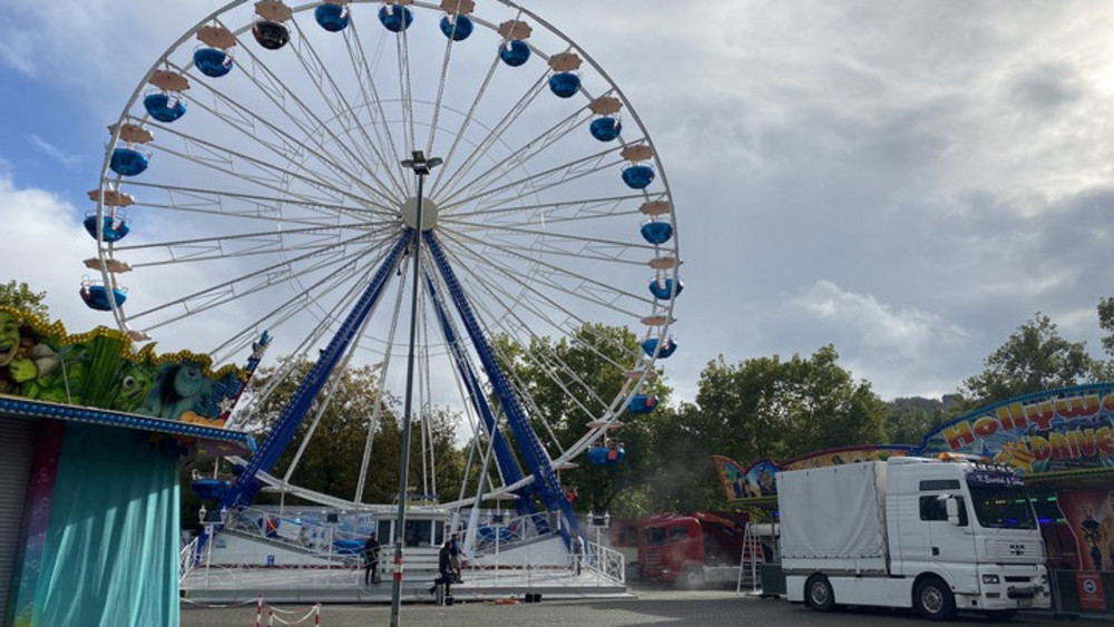 Auch in diesem Jahr wieder von weitem zu sehen: Das Riesenrad auf dem Vergnügungspark auf der Lahninsel in Wetzlar. (Archivbild)