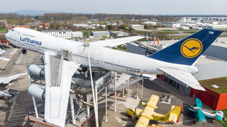 Technik-Museen Sinsheim Speyer: Putzen der Flugzeuge in luftiger Höhe