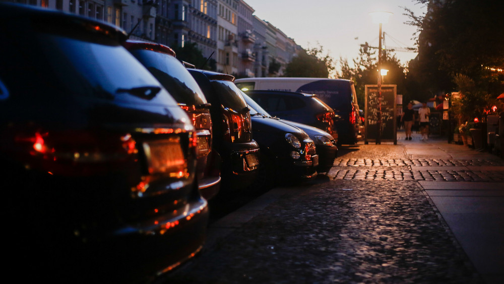 In der Nacht von Dienstag (14.10) auf Mittwoch (15.10) haben Diebe in Offenbach mehrere Autospiegel geklaut (Symbolbild).