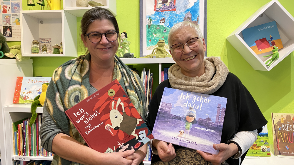 Maren Bonacher (links) die Leiterin der "Phantastischen Bibliothek"  in Wetzlar und Angelika Nitschke (rechts) die Leiterin des Projekts "Vorlesen in Familien".