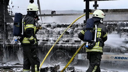 Flammen zerstören Lkw-Auflieger: A4-Sperrung nach Stunden aufgehoben