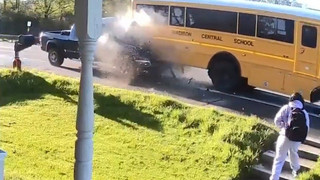 Pick-up kracht in Schulbus: Drei Verletzte