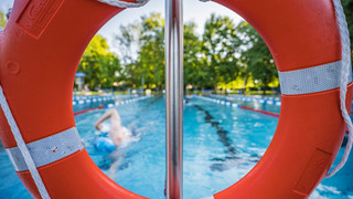 Massenandrang und braune Wiesen in hessischen Freibädern
