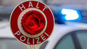 34 Mängel: Polizei stoppt maroden Sattelzug auf A61
