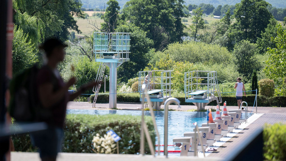Mutmaßliche Belästigungen in Schwimmbad in Gelnhausen
