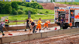 A4 bei Bad Hersfeld: Starkregen spült Geröll auf Autobahn
