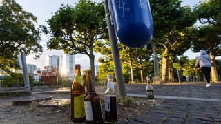 Mehrwegflaschen im Müll: Diskussion um Pfanderhöhung