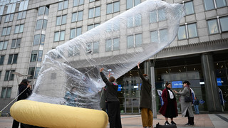 Verhütung: Riesenkondom setzt Zeichen in Brüssel